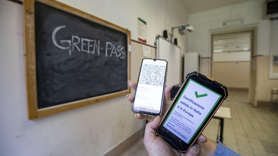 Κορωνοϊός - Ιταλία: Να κάνει υποχρεωτικό το «πράσινο πάσο» για όλους τους εργαζομένους σκέφτεται η κυβέρνηση