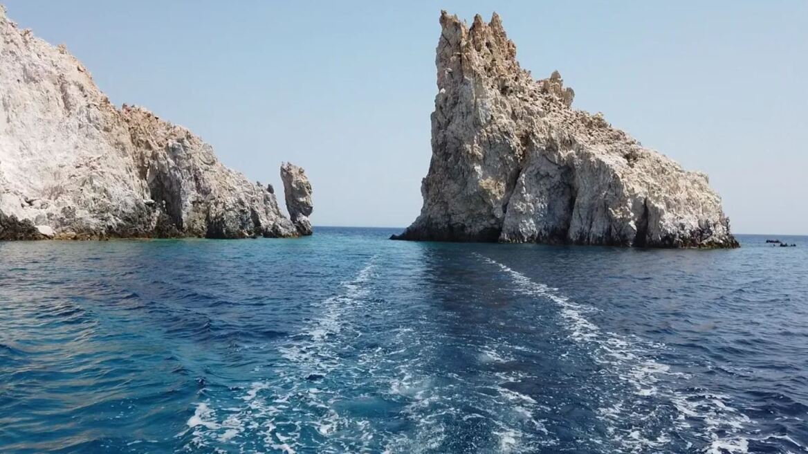 Στη Μήλο για ψάρεμα και μπάνιο σε τιρκουάζ νερά