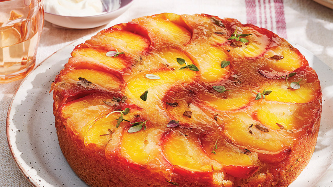 Αναποδογυριστό κέικ με ροδάκινα και θυμάρι