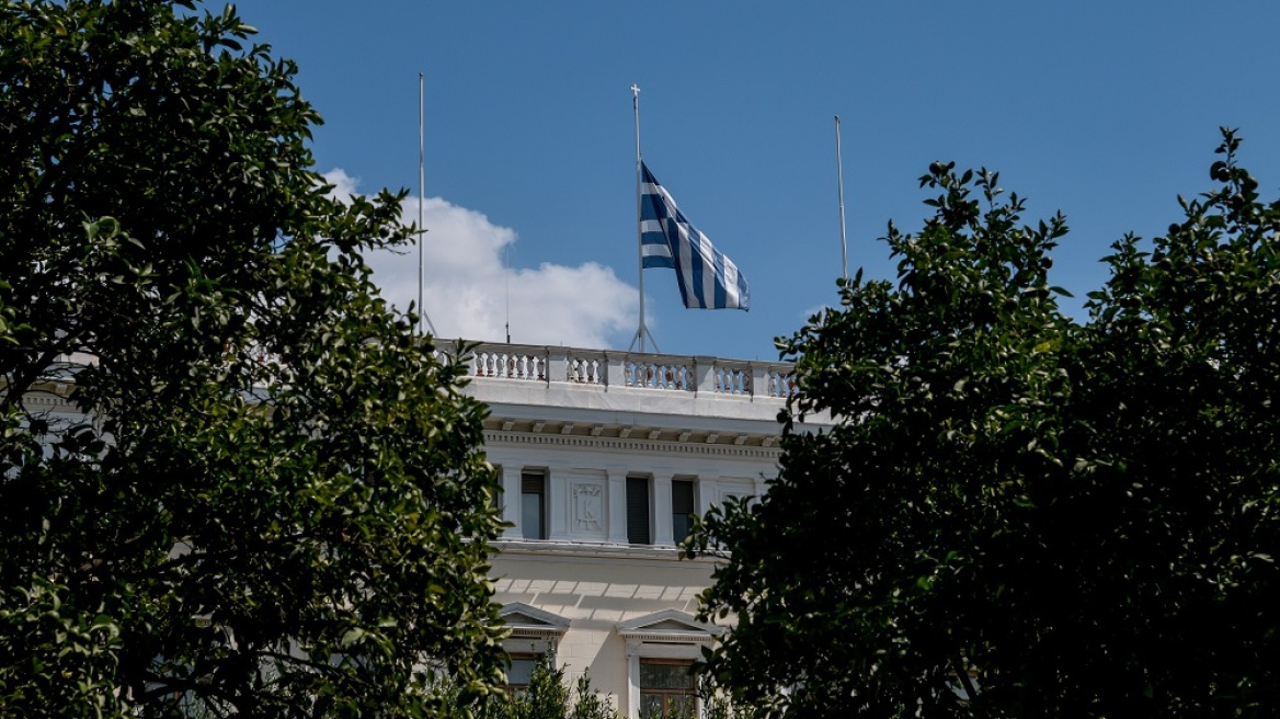 Μίκης Θεοδωράκης: Κανονικά οι δημόσιες εορταστικές εκδηλώσεις κατά το τριήμερο εθνικό πένθος