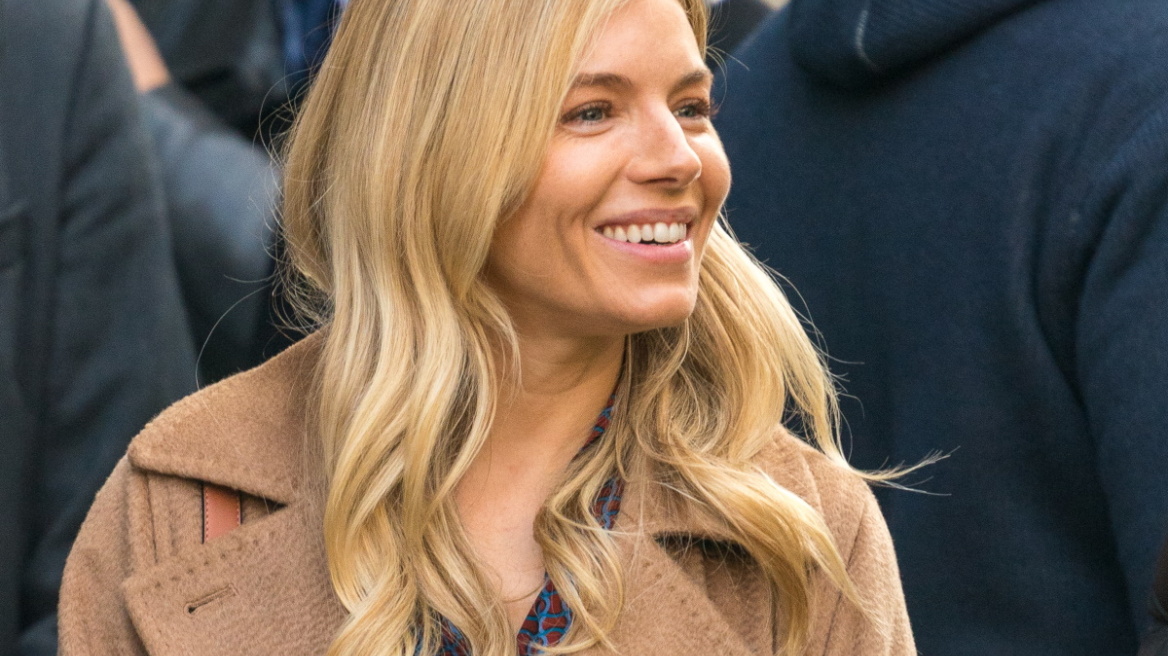 Η Σιένα Μίλερ όπως δεν την έχουμε ξαναδεί: Νέα, λαμπερή ανάρτηση με ρούχα και αξεσουάρ από δεύτερο χέρι