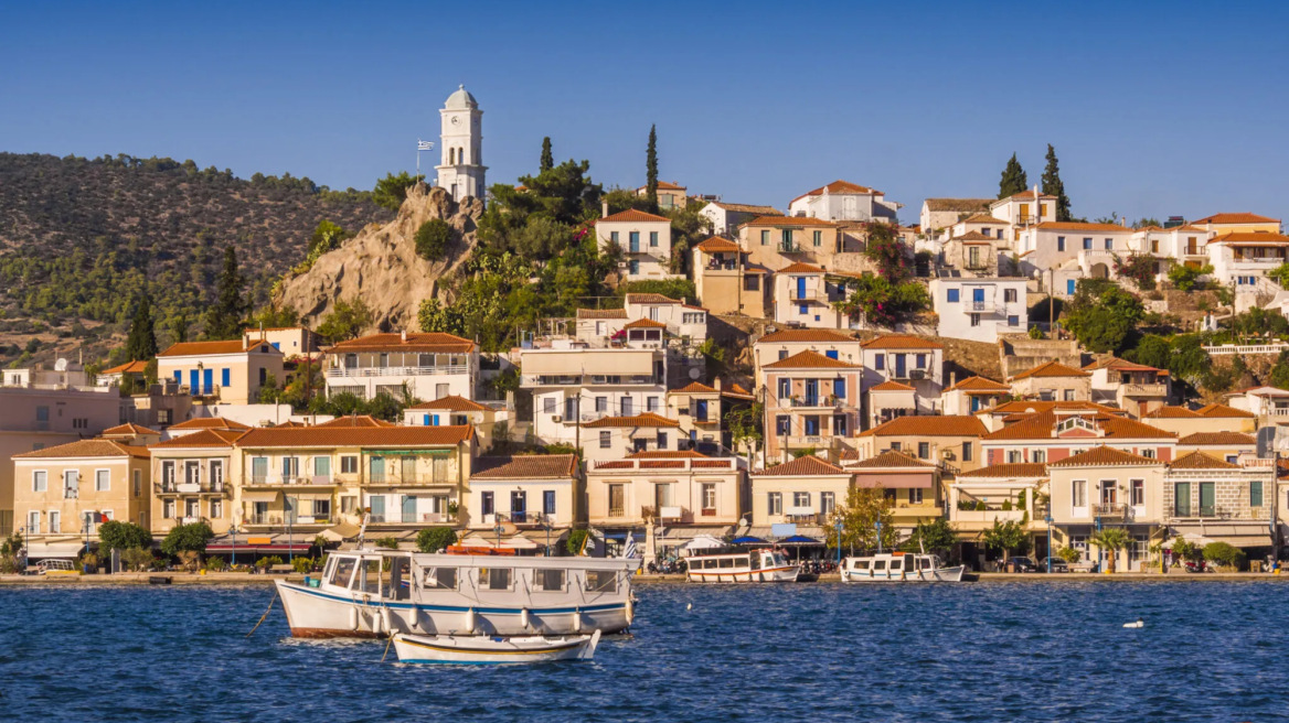 Πόρος: Πευκοδάση, γραφικά καλντερίμια και νεοκλασικά