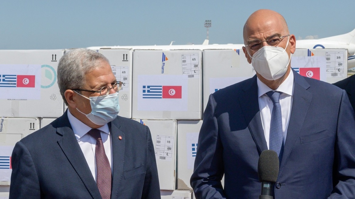 Δένδιας για τη δωρεά εμβολίων στην Τυνησία: Είτε είμαστε όλοι ασφαλείς από τον Covid, είτε κανείς