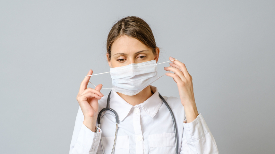 Κορωνοϊός: Πότε αυξάνεται ο κίνδυνος να κολλήσουν οι νοσηλευτές – Θα εκπλαγείτε