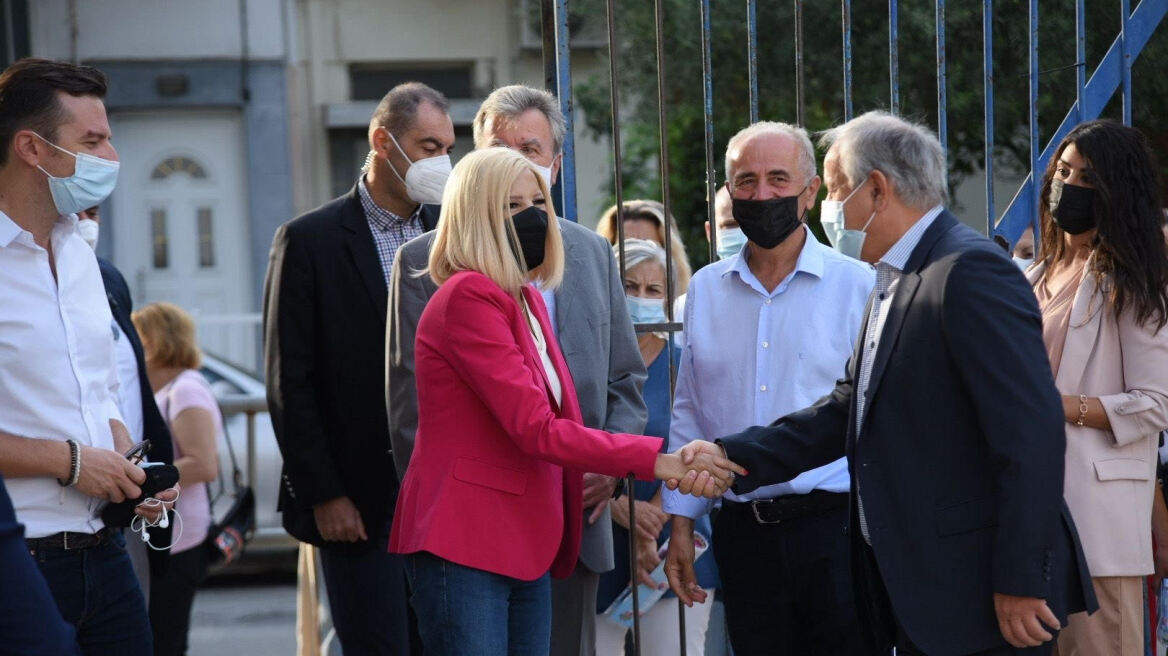 Σε δημοτικό στην Καλλιθέα η Γεννηματά: Κριτική στην κυβέρνηση για το άνοιγμα σχολείων χωρίς προφυλάξεις