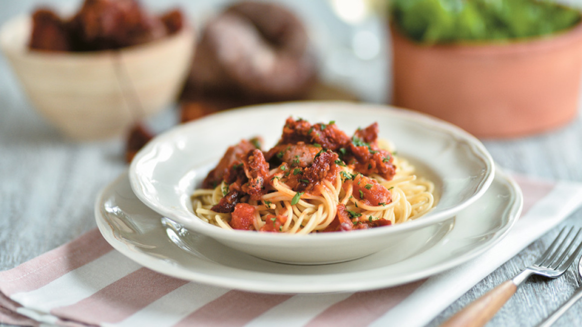 Σπαγγέτι με λουκάνικο και λιαστές ντομάτες Τήνου