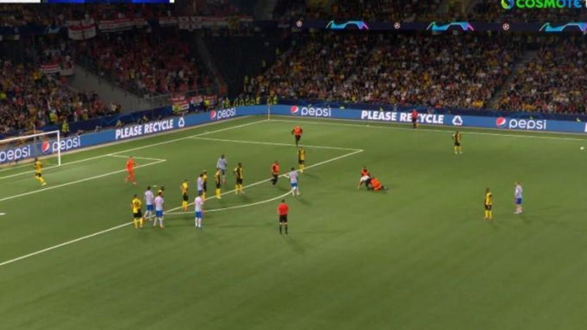 Champions League: Εισβολή οπαδού με... τούμπες στο Γιούνγκ Μπόις - Μάντσεστερ Γιουνάιτεντ