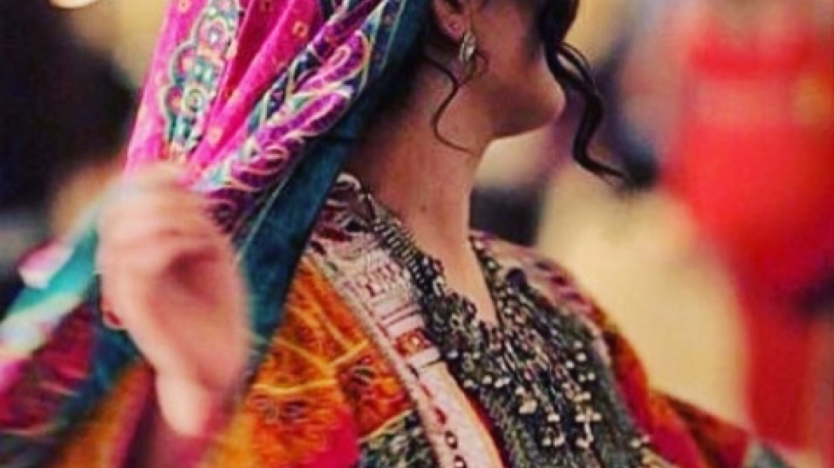 «Μην αγγίζετε τα ρούχα μου»: Η εκστρατεία των γυναικών στο Αφγανιστάν κατά των Ταλιμπάν στο Twitter (φωτογραφίες)