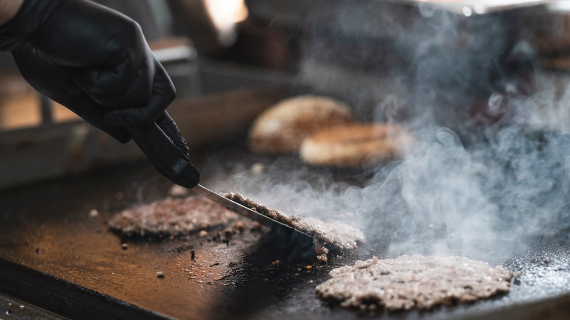 Γιατί τα smash burgers έγιναν η νέα εμμονή των Αθηναίων - Πού θα τα βρείτε