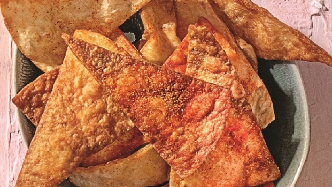 Σπιτικά νάτσος με ντιπ αβοκάντο και ντιπ γιαουρτιού