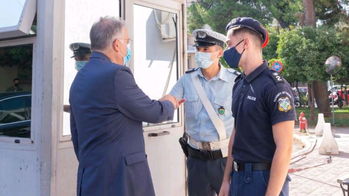 Επισκέψη Θεοδωρικάκου στα αστυνομικά τμήματα Αγίου Δημητρίου και Δάφνης
