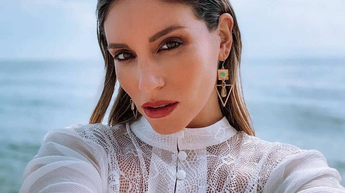 Η Αθηνά Οικονομάκου αποδεικνύει πως αυτό είναι το κομμάτι που πρέπει να υπάρχει σε κάθε ντουλάπα