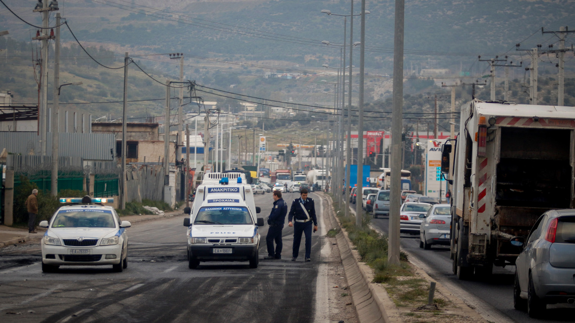 Άνοιξε η λεωφόρος ΝΑΤΟ προς τον Ασπρόπυργο - Ρομά έκαψαν λάστιχα
