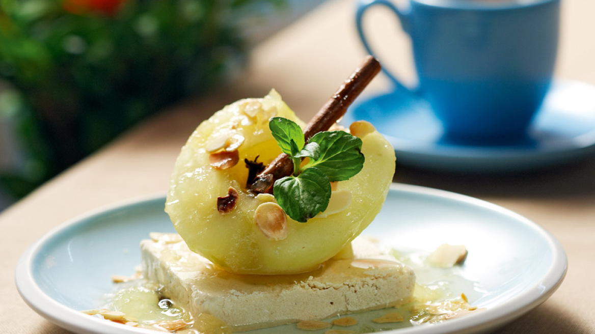 Συνταγή: Μήλα κομπόστα με ελαφρύ σιρόπι και χαλβά από ταχίνι