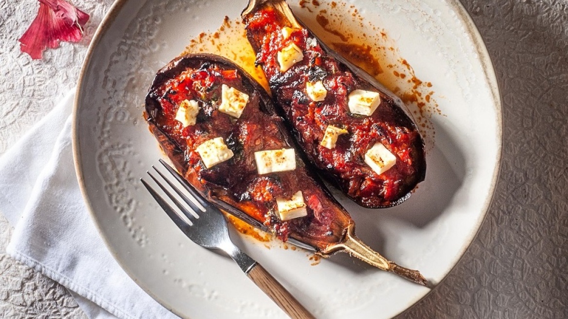 Μελιτζάνες στον φούρνο με ντομάτα, κρεμμύδι και φέτα