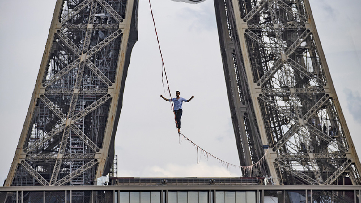 Γάλλος σχοινοβάτης κόβει την ανάσα: Βόλτα στον... αέρα από τον Πύργο του Άιφελ μέχρι το Παλαί ντε Σαγιό - Δείτε βίντεο