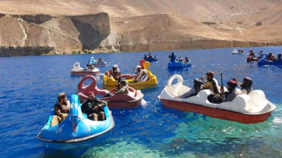 Σκηνές παραφροσύνης στο Αφγανιστάν: Ταλιμπάν διασκεδάζουν με τα όπλα πάνω σε θαλάσσια ποδήλατα