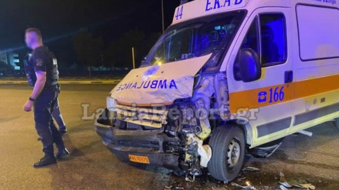 Σφοδρή σύγκρουση οχήματος με ασθενοφόρο στη Λαμία