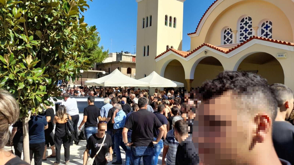 Τροχαίο στο Ηράκλειο: Σε κλίμα οδύνης η κηδεία του 17χρονου Ματθαίου που σκοτώθηκε με τον φίλο του