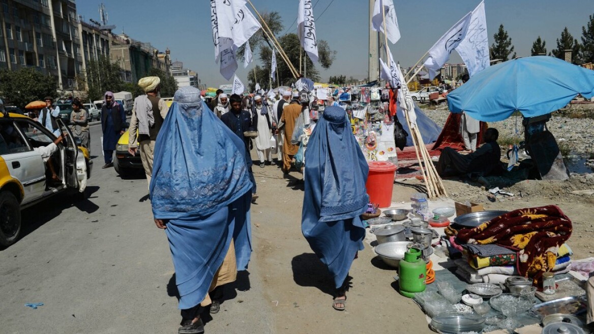 ΥΠΕΞ: Στην Ελλάδα επτά γυναίκες βουλευτές από το Αφγανιστάν με τις οικογένειές τους