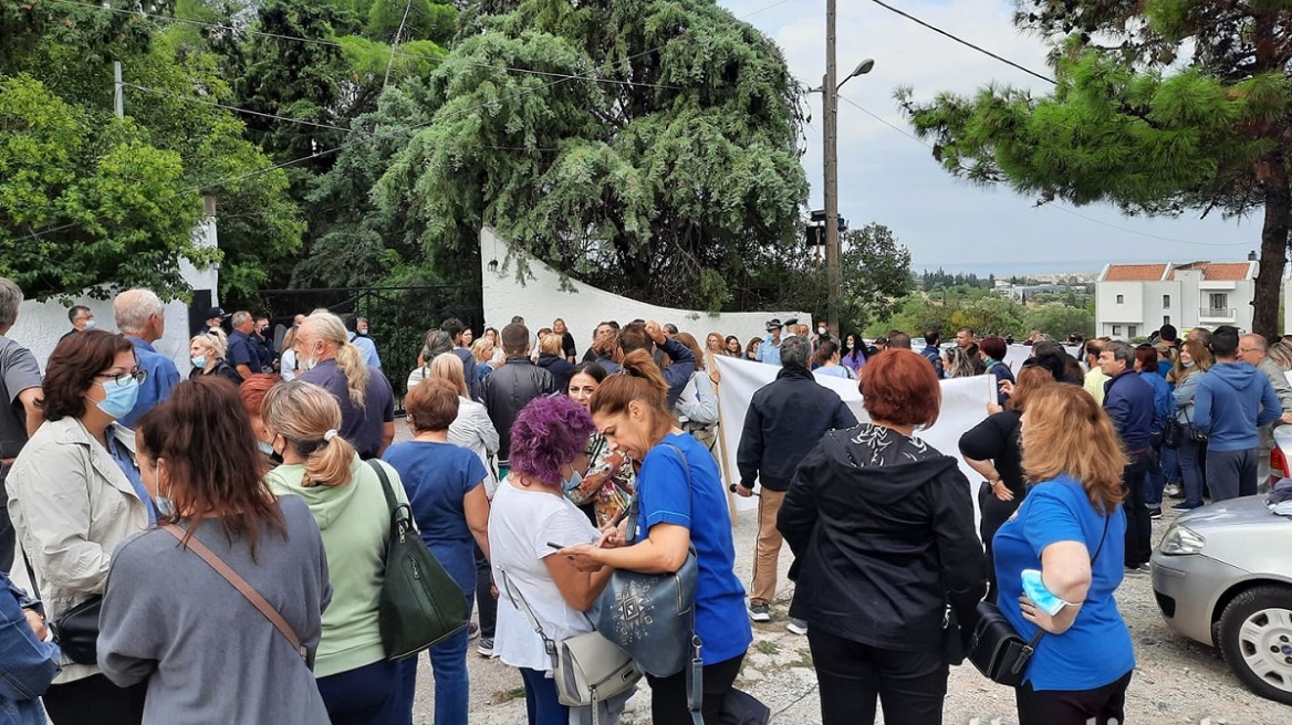Θεσσαλονίκη: Αποδοκιμασίες υγειονομικών σε αναστολή κατά την άφιξη Πλεύρη στο ΕΚΑΒ - Δείτε βίντεο