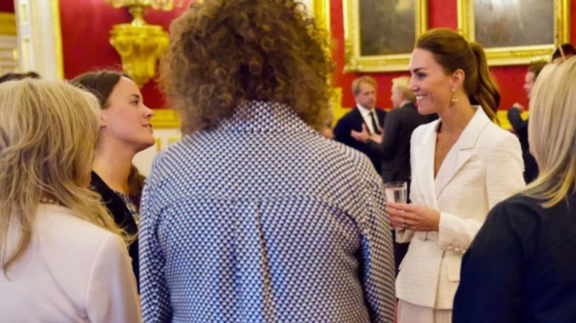 H Κέιτ Μίντλετον με λευκό συνόλο και χωρίς μάσκα σε εκδήλωση του παλατιού (φωτογραφίες)