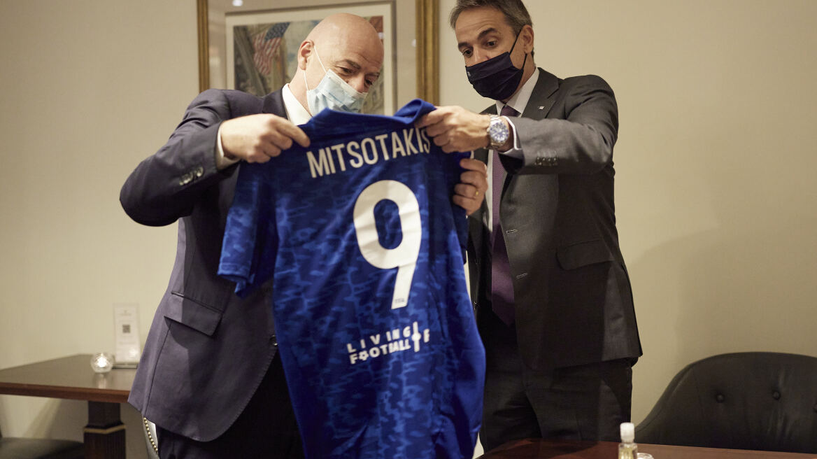 Φανέλα με το νούμερο 9 έδωσε στον Μητσοτάκη ο πρόεδρος της FIFA - Συνάντηση στη Νέα Υόρκη - Δείτε φωτογραφίες