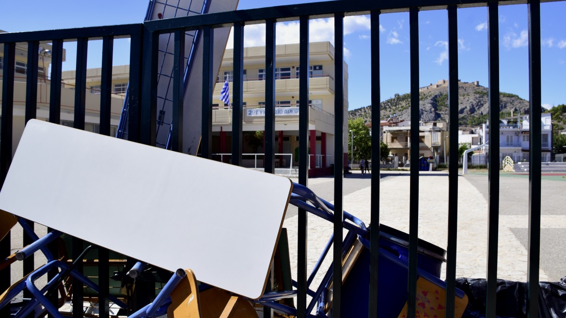 Δέκα μαθητές έκαναν κατάληψη σε γυμνάσιο στο Γαλάτσι - Την έσπασε ο δήμαρχος (βίντεο)