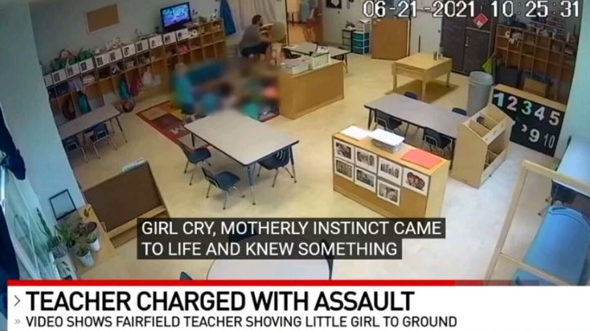 ΗΠΑ: Δάσκαλος σπρώχνει με βία νήπιο σε παιδικό σταθμό - Το κοριτσάκι πέφτει και χτυπάει στο έδαφος (Βίντεο)
