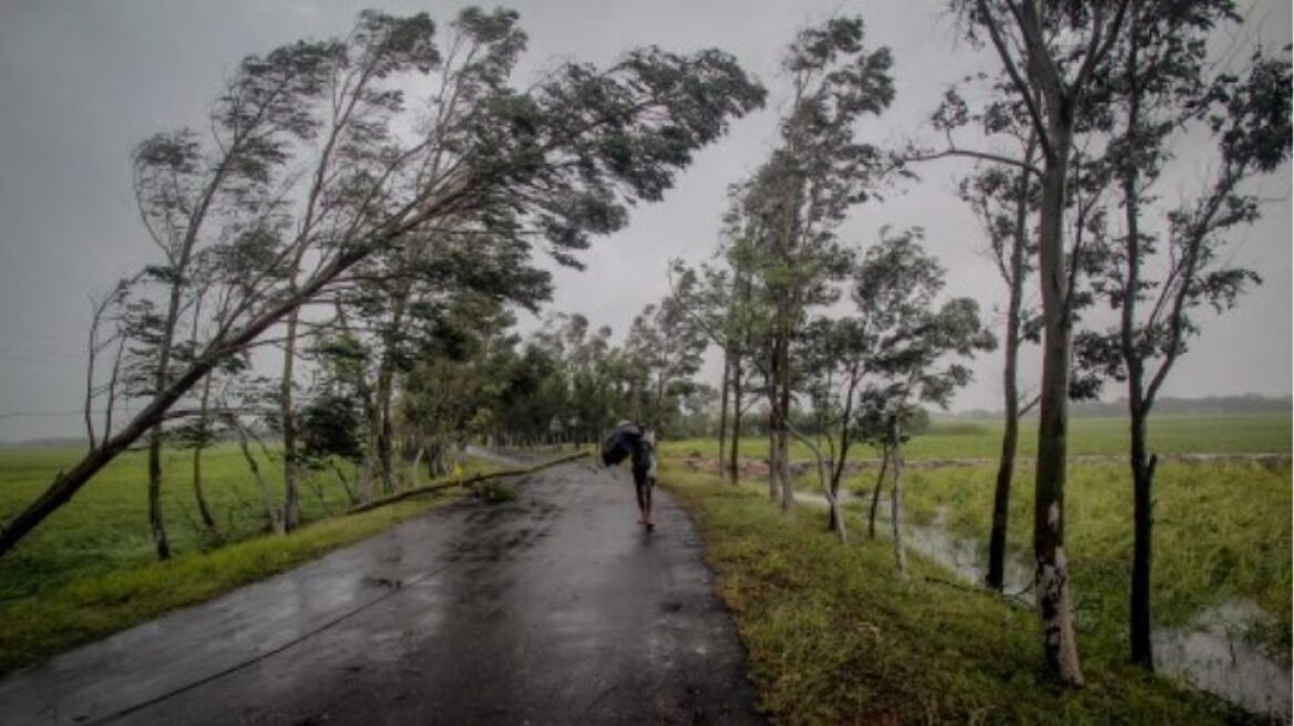 Ινδία: Πλησιάζει τρία κρατίδια ο κυκλώνας Γκούλαμπ - Δεκάδες χιλιάδες άνθρωποι απομακρύνονται