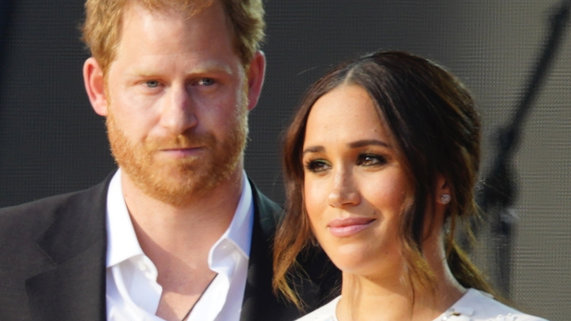 Η Μέγκαν Μαρκλ φόρεσε μίνι και η αστυνομία της μόδας και της ηθικής έπιασε δουλειά