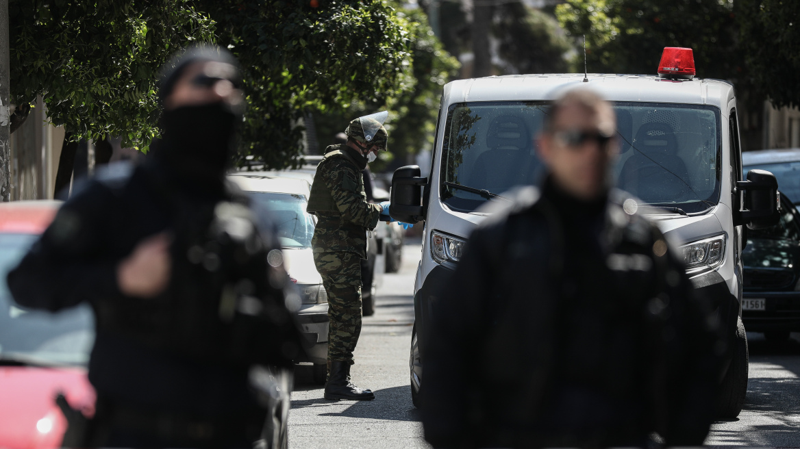 Ληστεία στη Μητροπόλεως: Τι είπε ο δράστης την ώρα της σύλληψης – Κυκλοφορούσε πάνοπλος στην Αττική