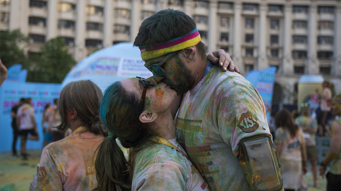 Γιατί οι Γάλλοι δεν φιλούν στο στόμα αλλά στον... αέρα