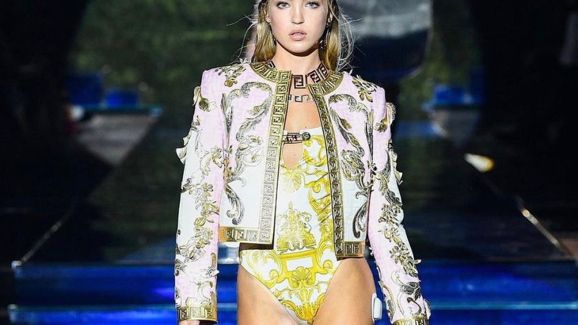 Η 19χρονη κόρη της Κέιτ Μος ανέβηκε στο ντεφιλέ φορώντας την αντλία ινσουλίνης της: «Είσαι πηγή έμπνευσης»