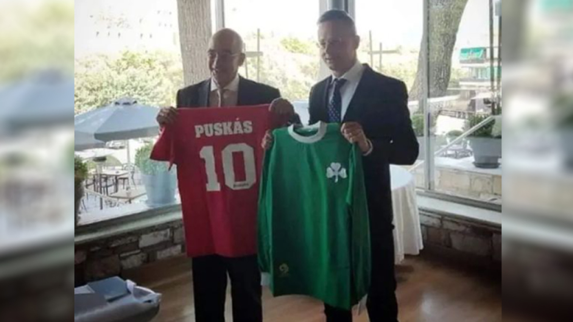 Δένδιας: Δώρισε φανέλα του Παναθηναϊκού από την εποχή του Γουέμπλεϊ στον Ούγγρο ομόλογό του