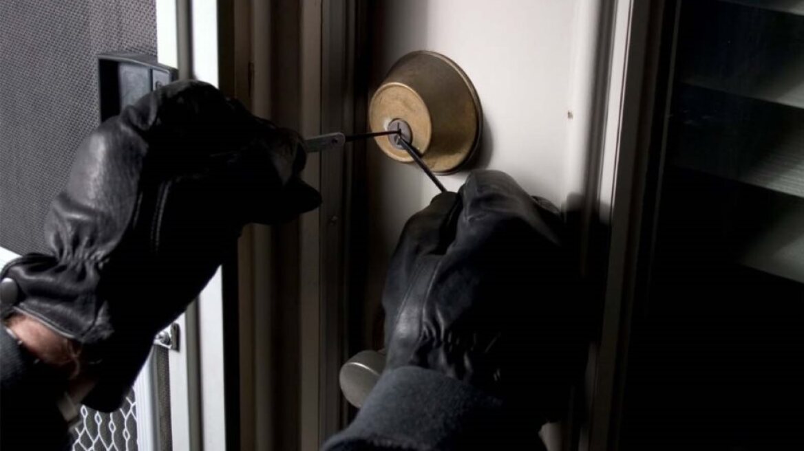 Ηράκλειο: Δίδυμο γυναικών τρύπωσε σε έξι σπίτια