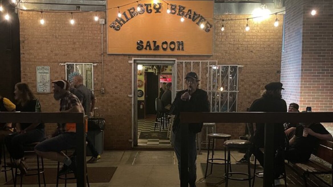 O Μικ Τζάγκερ βγήκε για μπίρα στη Σάρλοτ και δεν τον πήρε κανένας χαμπάρι!