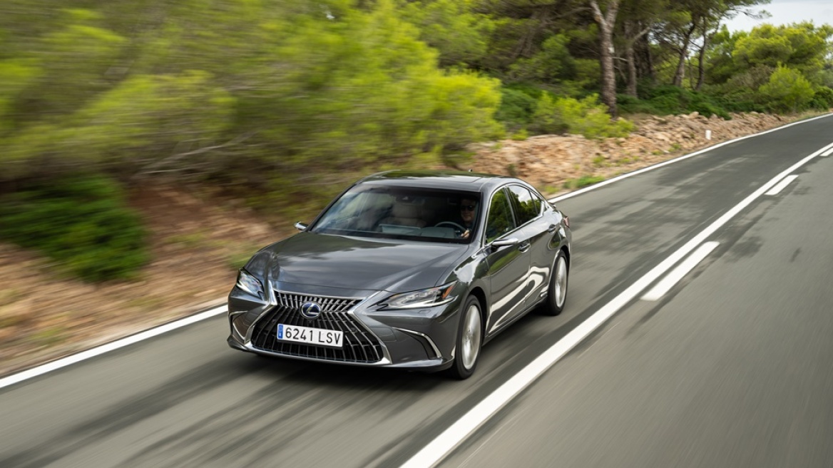Οδηγούμε στην Ισπανία το ανανεωμένο Lexus ES 300h