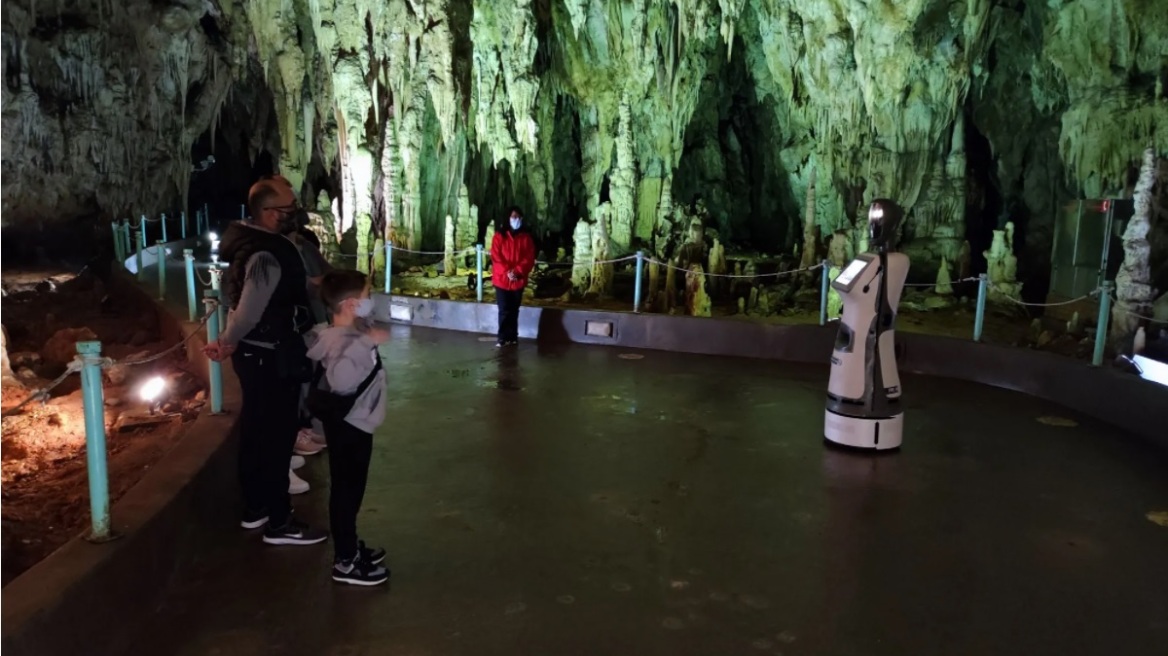 Καινοτομία: Το ρομπότ Περσεφόνη ξεναγεί τους επισκέπτες στο σπήλαιο Αλιστράτης