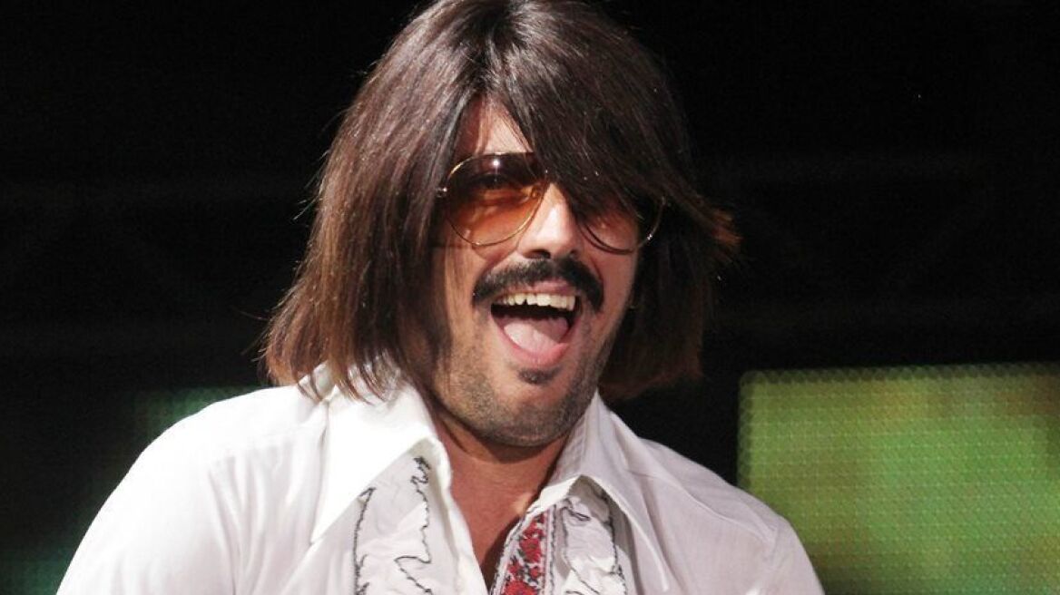 Παρ' ολίγον ατύχημα για τον Τόνι Σφήνο - Υποχώρησε η εξέδρα την ώρα που τραγουδούσε 