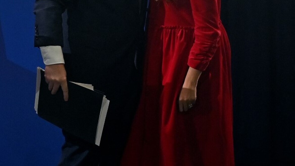 Βρετανία: Το... καυτό φιλί του Μπόρις Τζόνσον στην Κάρι Σίμοντς