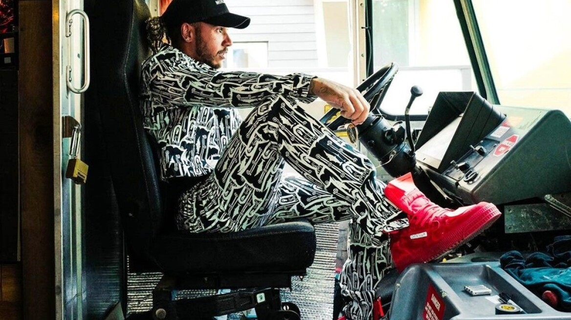 Και delivery boy o Lewis Hamilton...