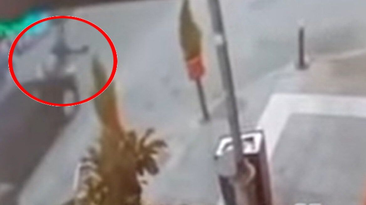 Ασυνείδητος οδηγός παρασέρνει γυναίκα και την εγκαταλείπει στη Θεσσαλονίκη - Συγκλονιστικό βίντεο