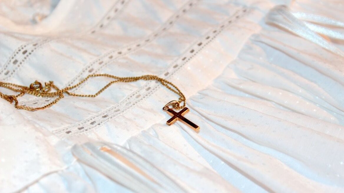 Έκλεψε και πούλησε σταυρό ηλικιωμένης στην Πέλλα, αλλά στο τέλος την αποζημίωσε!