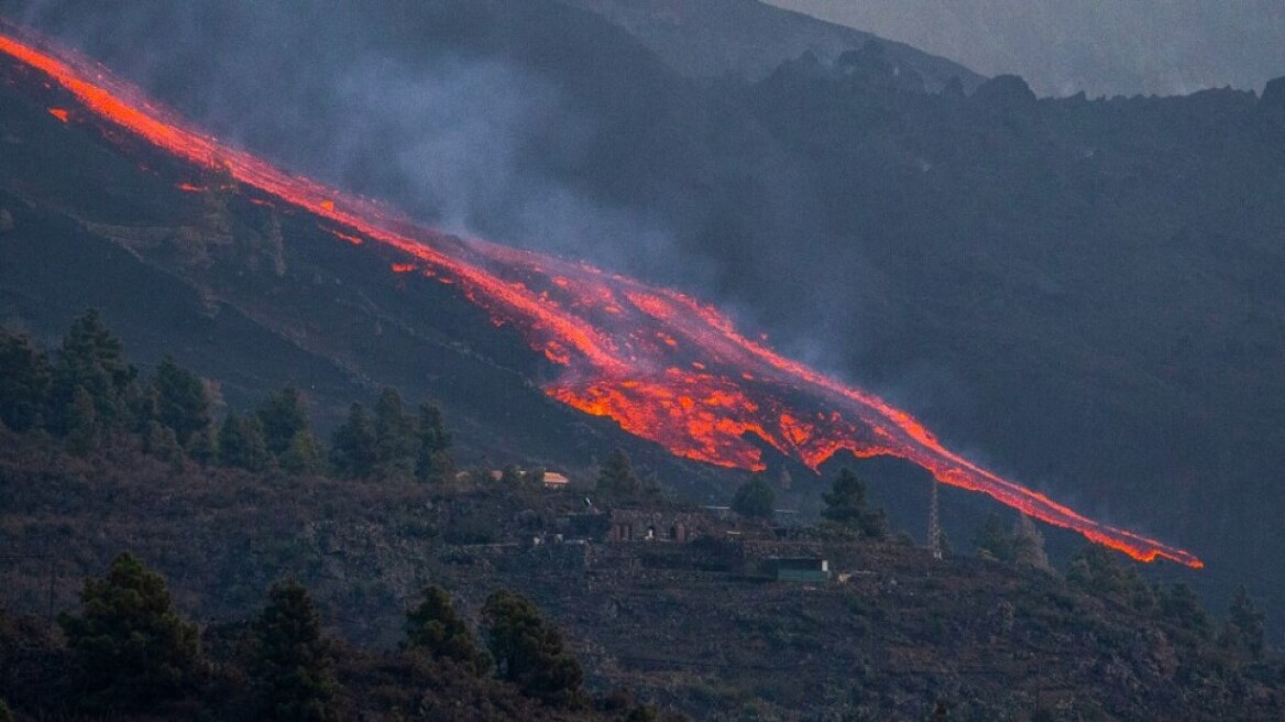 Η λάβα στο νησί Λα Πάλμα «κατατρώει» εργοστάσιο τσιμέντου - Σε καραντίνα 3.000 κάτοικοι