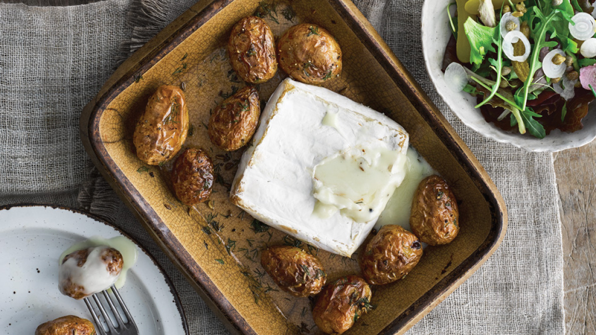 Συνταγή: Baby πατάτες με τυρί Brie και τουρσιά