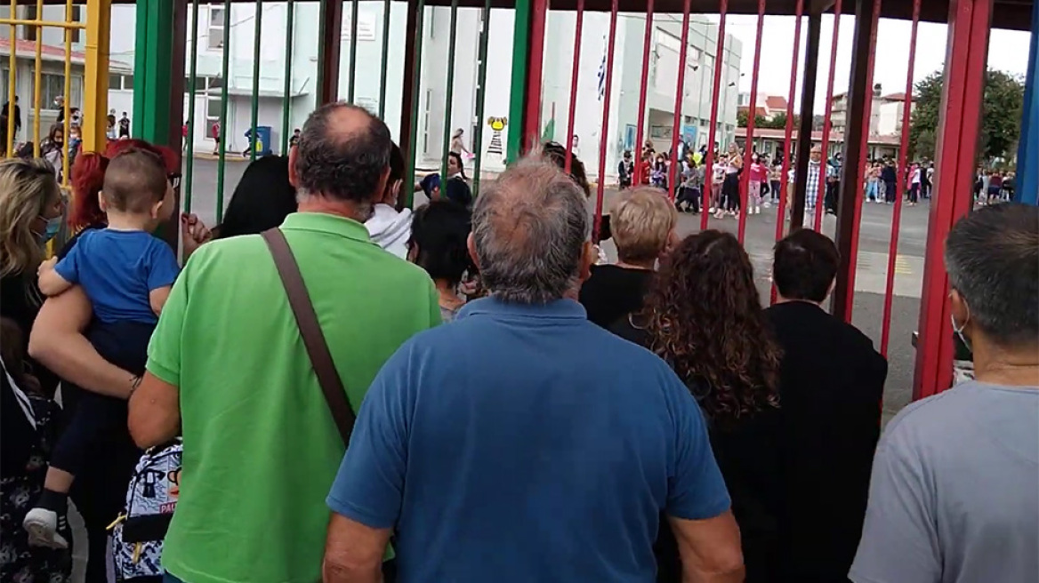 Σεισμός 6,3 Ρίχτερ στην Κρήτη: Πανικόβλητοι γονείς έτρεχαν να πάρουν τα παιδιά τους - Δείτε βίντεο