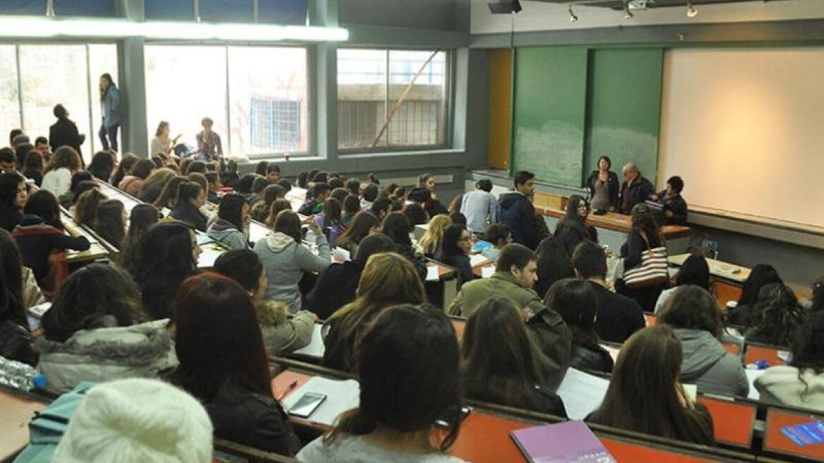 Φιλοσοφική Αθηνών: Απίστευτος συνωστισμός φοιτητών - Κάθονται ακόμη και στα παράθυρα - Δείτε βίντεο