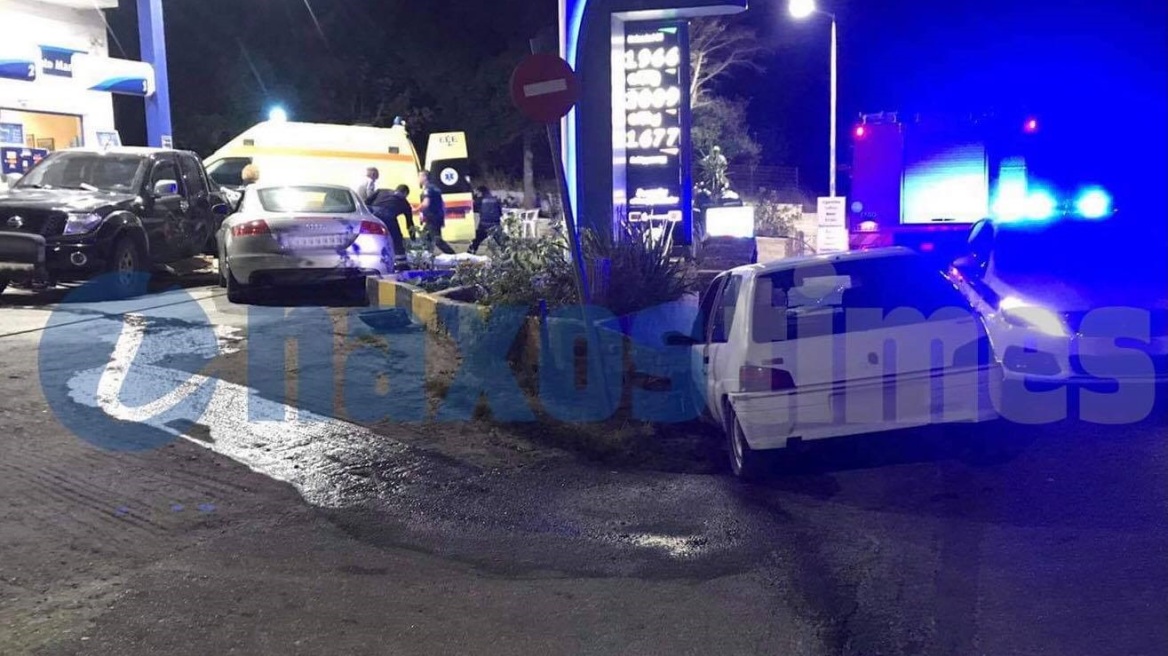 Νάξος: Σοβαρό τροχαίο με τρία οχήματα, το ένα έπεσε σε βενζινάδικο - «Μάχη» των γιατρών για να μην ακρωτηριαστεί ένας τραυματίας