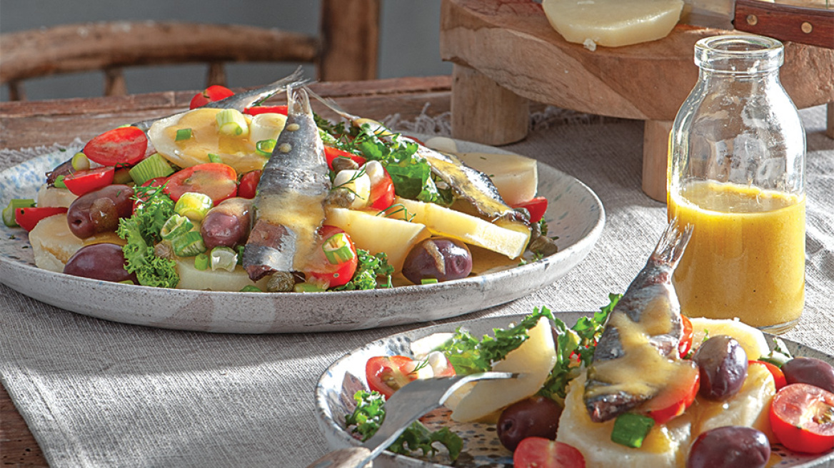 Πατατοσαλάτα με σαρδέλες, ντοματίνια πολύχρωμα, αντίδια, φρέσκα κρεμμυδάκια, κάππαρη, άνηθο, σος με λεμόνι και κάρυ